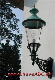 Klassiske Lamper Midtjylland Vi har et stort udvalg af udendørsbelysning, deriblandt væglamper, standerlamper med én eller flere lygter, mur lamper, sokkellamper/bedlamper løse lamper til søjler og Skibslamper i helstøbt bronze