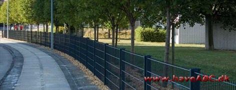 LandScape ApS Panelhegnene leveres i forskellige gitter udførelser med et dertil hører alsidigt program i låger samt porte. Endvidere kan vi også tilbyde containergårde boldgårde, flexible Legi-Flor samt pergolaer