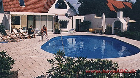 Per H. Kristensen A/S Alle pools leveres med superstærk dobbeltlamineret folie, varmgalvaniserede, / lakerede stålvægge, formede håndlister, indbygningsskimmer- og dyser.