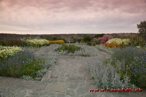 TM Garden Solutions Havedesign, som enten omfatter en del af haven eller giver Dem et helt nyt personligt paradis.