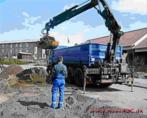 Vojens Kran- Containerservice Levering:
Store og små mængder materialer, grus, skærver, sten, sand og flis, du får det tippet eller løftet ind med kran.
