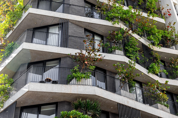 Skab en frodig udendørs oase med smukke plantekrukker og elegante espalier